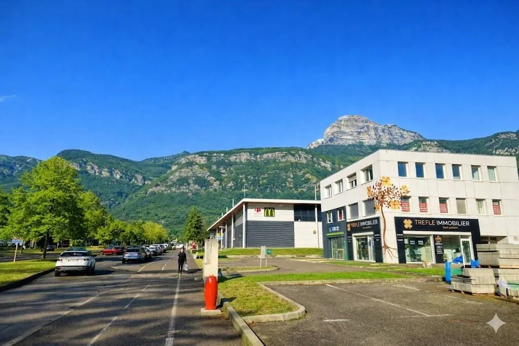 fonds de commerce 8 pièces à Crolles (38920) — photo 2